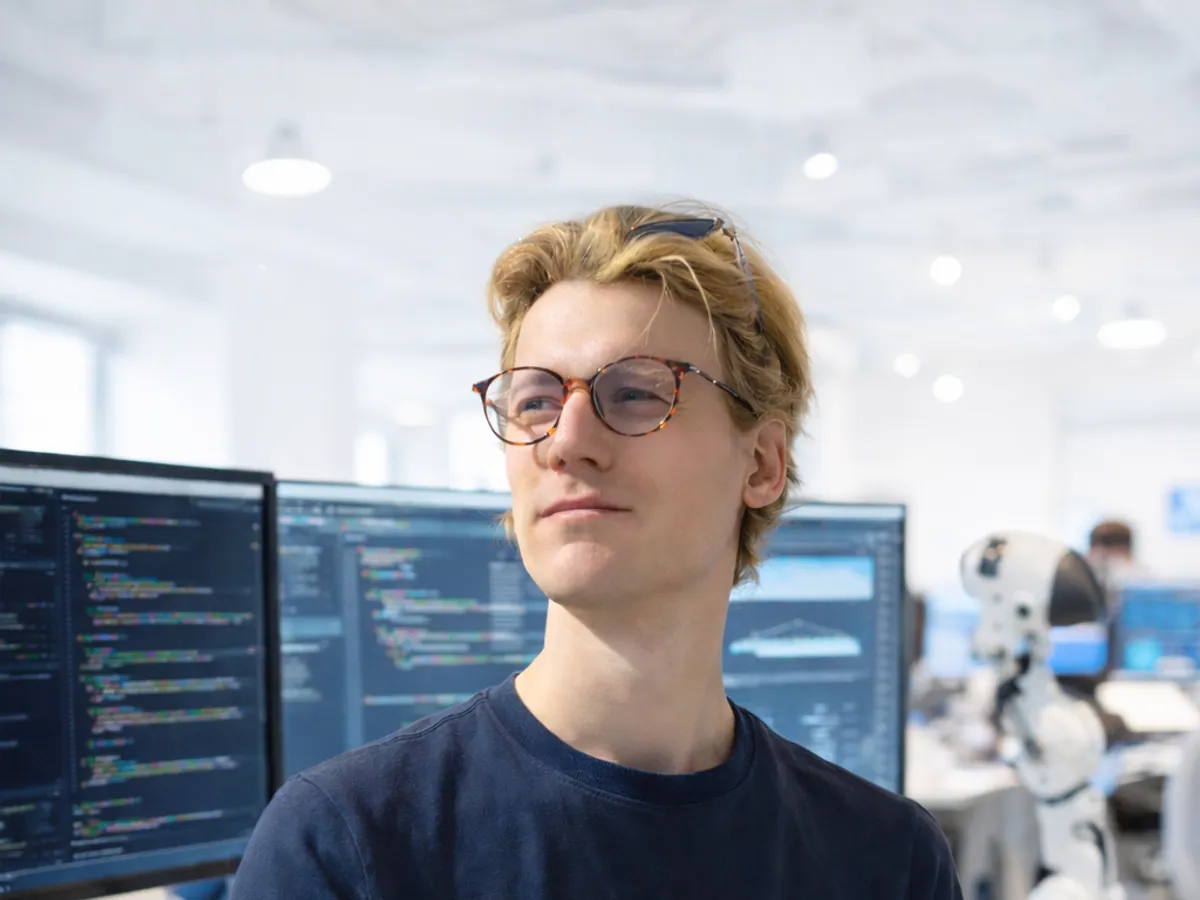Romulo Barbosa Ribeiro trabajando en una estación de ingeniería de software